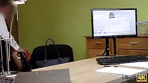 lo dulce inga le da su cuerpo al agente de prestamos para un credito
